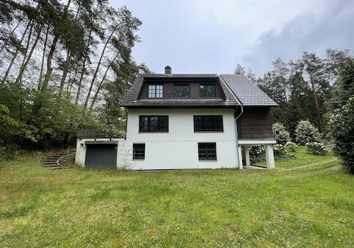 Außenansicht mit Garage