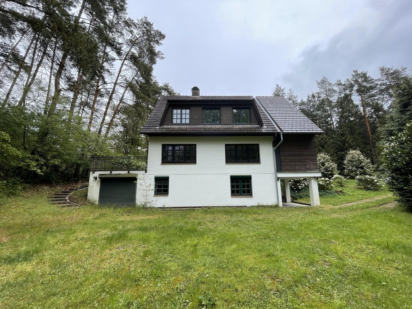Außenansicht mit Garage