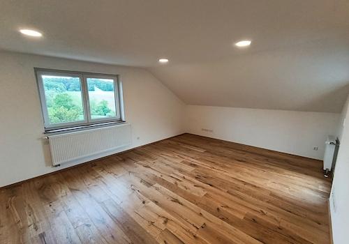 Großes Wohnzimmer mit Parkett
