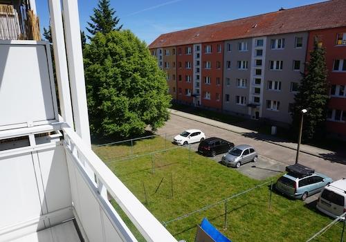 Parkplätze hinter dem Haus