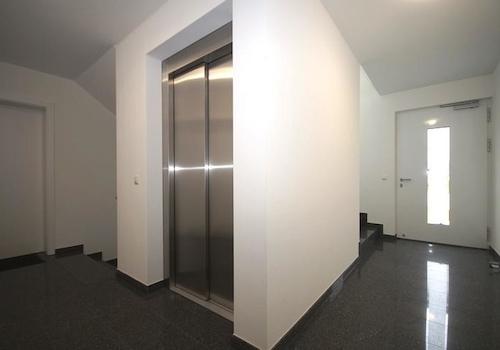 Treppenhaus/Aufzug