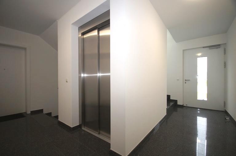 Treppenhaus/Aufzug