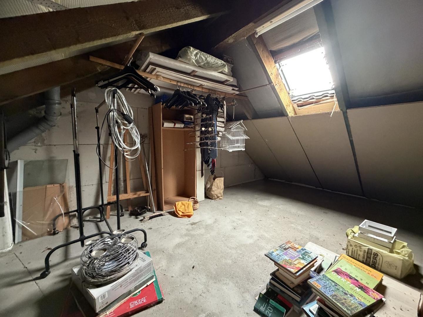 Abstellfläche im Spitzboden