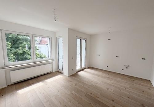 Wohnzimmer mit offener Küche