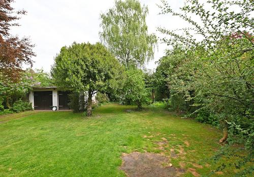 Rückwärtiges-Grundstück, östliche Flucht mit Garage