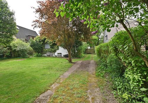 Blick Garage Richtung Strasse und westliche Flucht des Grundstücks