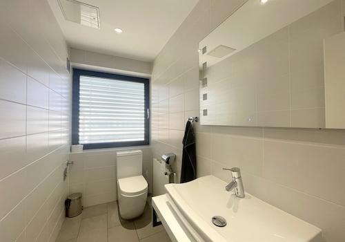 Modernisiertes Mitarbeiter WC