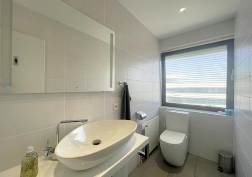 Modernisiertes Mitarbeiter WC