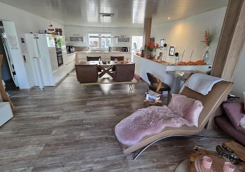 geräumiges Wohnzimmer