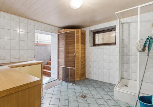 Waschmachinenraum mit Dusche
