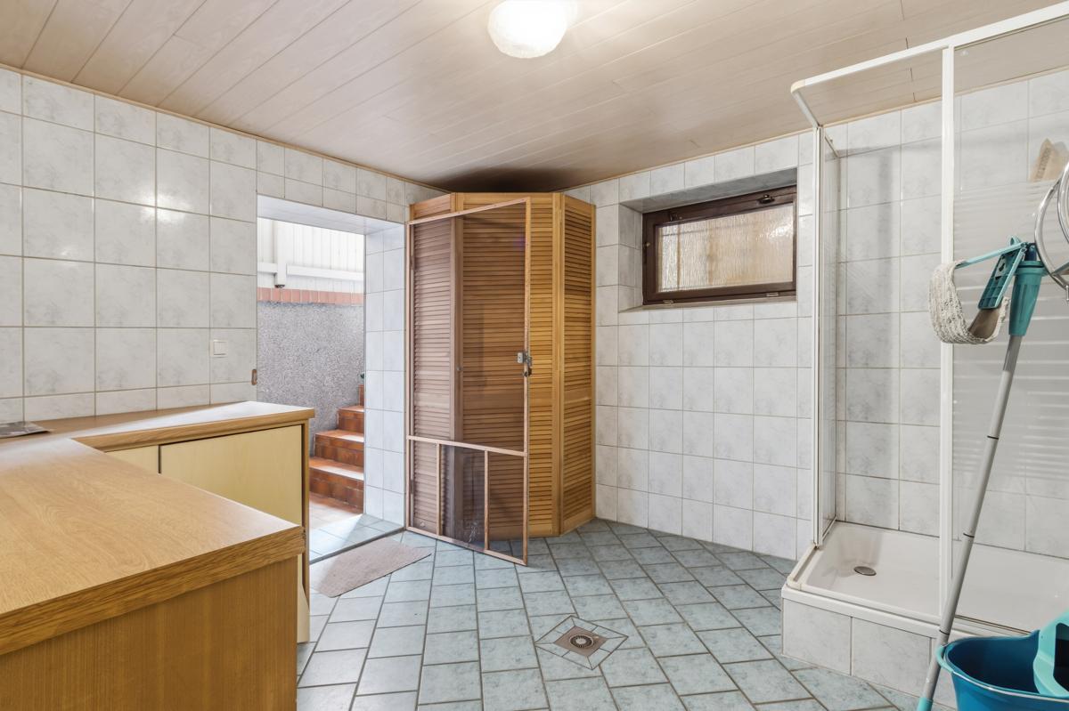 Waschmachinenraum mit Dusche