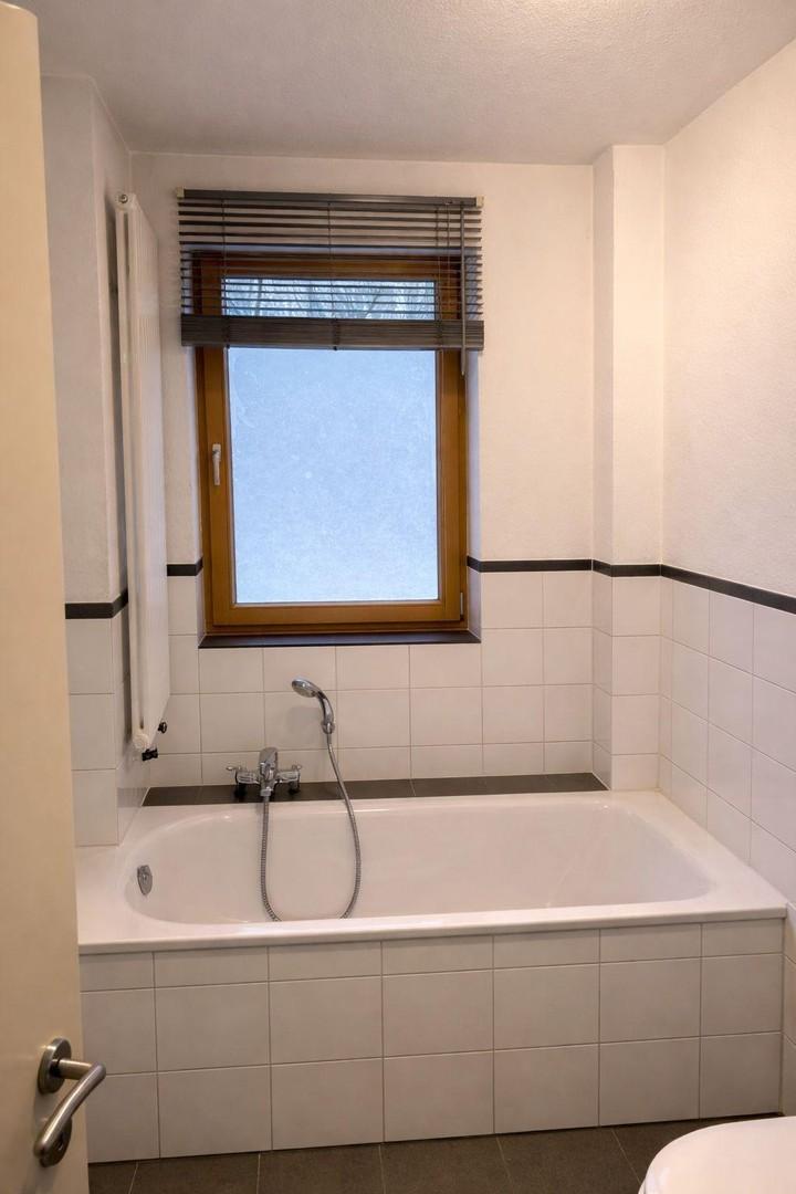 Bad mit Wanne und Dusche