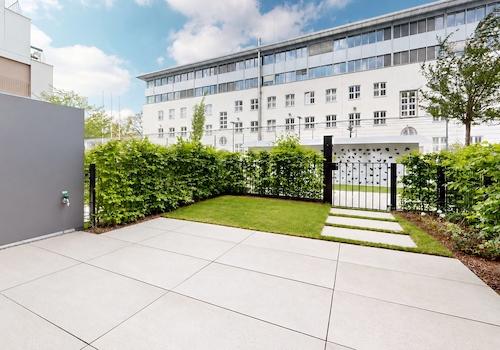 Terrasse mit Garten mit KI verfeinert