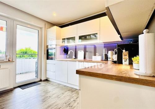 Küche / Hochwertige EBK / Zugang Balkon
