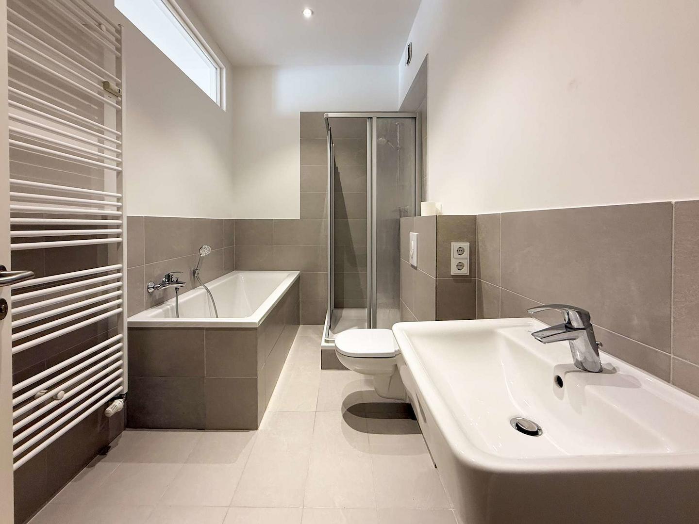 Badezimmer mit Dusche und WM-Anschluss