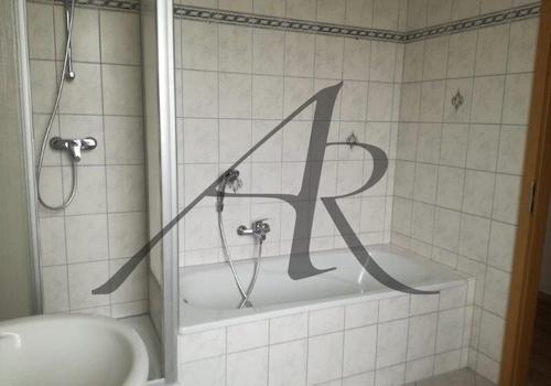 Tageslichtbad mit Badewanne und Dusche