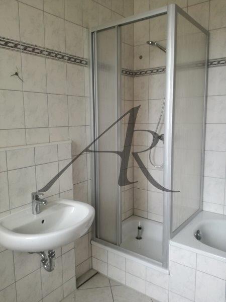 Tageslichtbad mit Badewanne und Dusche