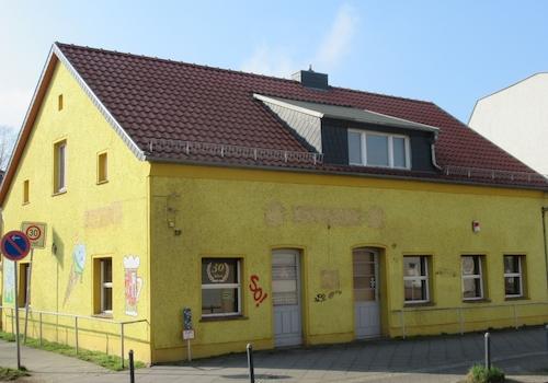 Straßenfront 