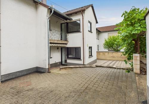 Hof mit Blick auf Küche in EG und OG