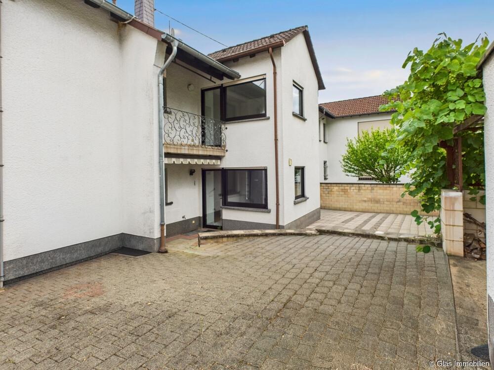 Hof mit Blick auf Küche in EG und OG