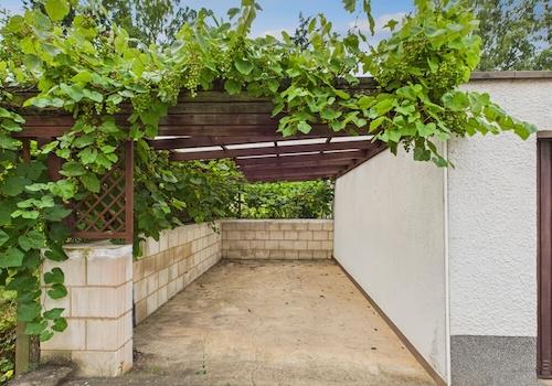 Pergola neben Garage