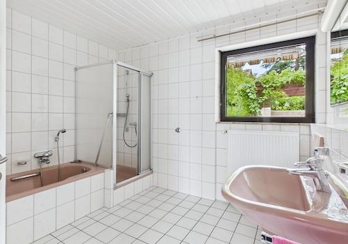 Bad mit Dusche und Wanne im EG