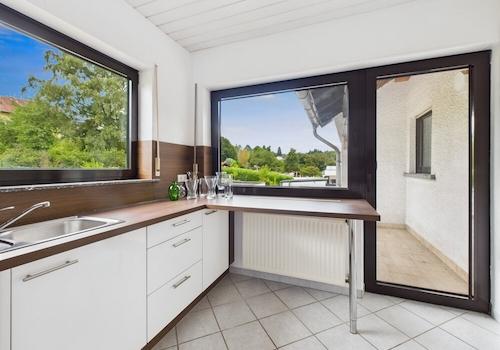 Küche im 1. OG mit Blick auf den Balkon