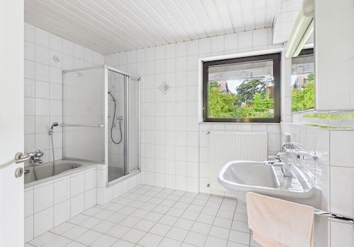 Bad mit Dusche und Wanne im 1. OG