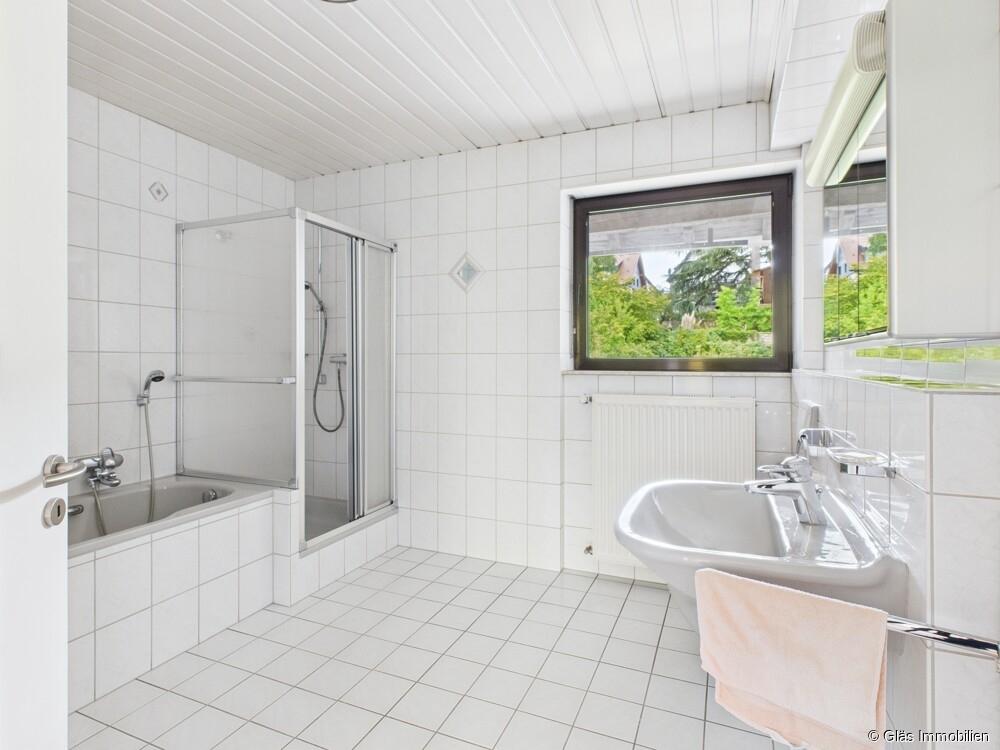 Bad mit Dusche und Wanne im 1. OG