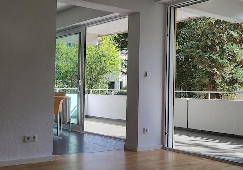 Wohnzimmer, Küche, Balkon