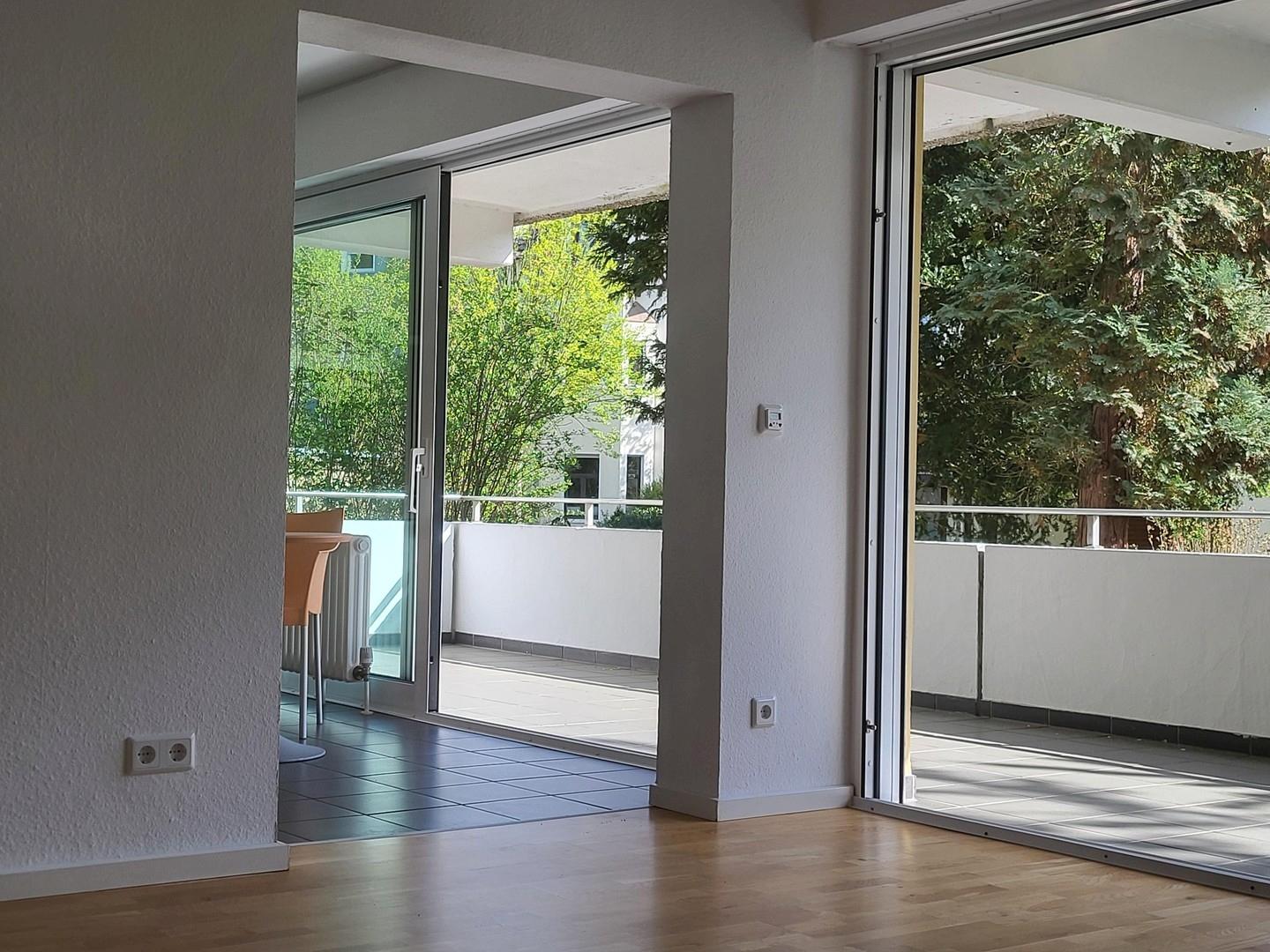Wohnzimmer, Küche, Balkon