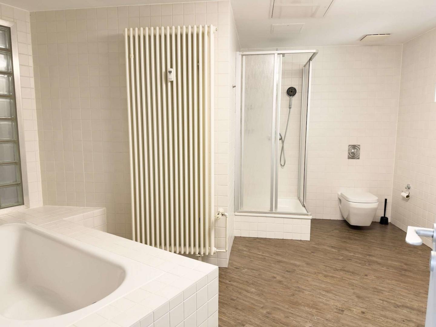 Bad en Suite mit Dusche und Wanne