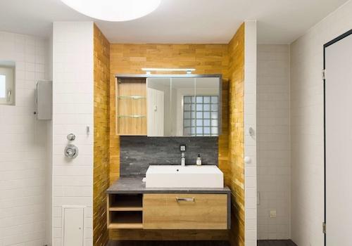 moderner Waschtisch mit Spiegelschrank