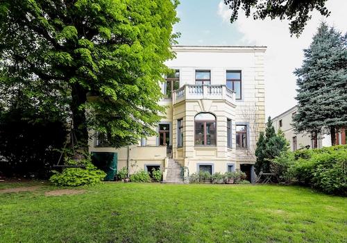 Blick auf das Vorderhaus