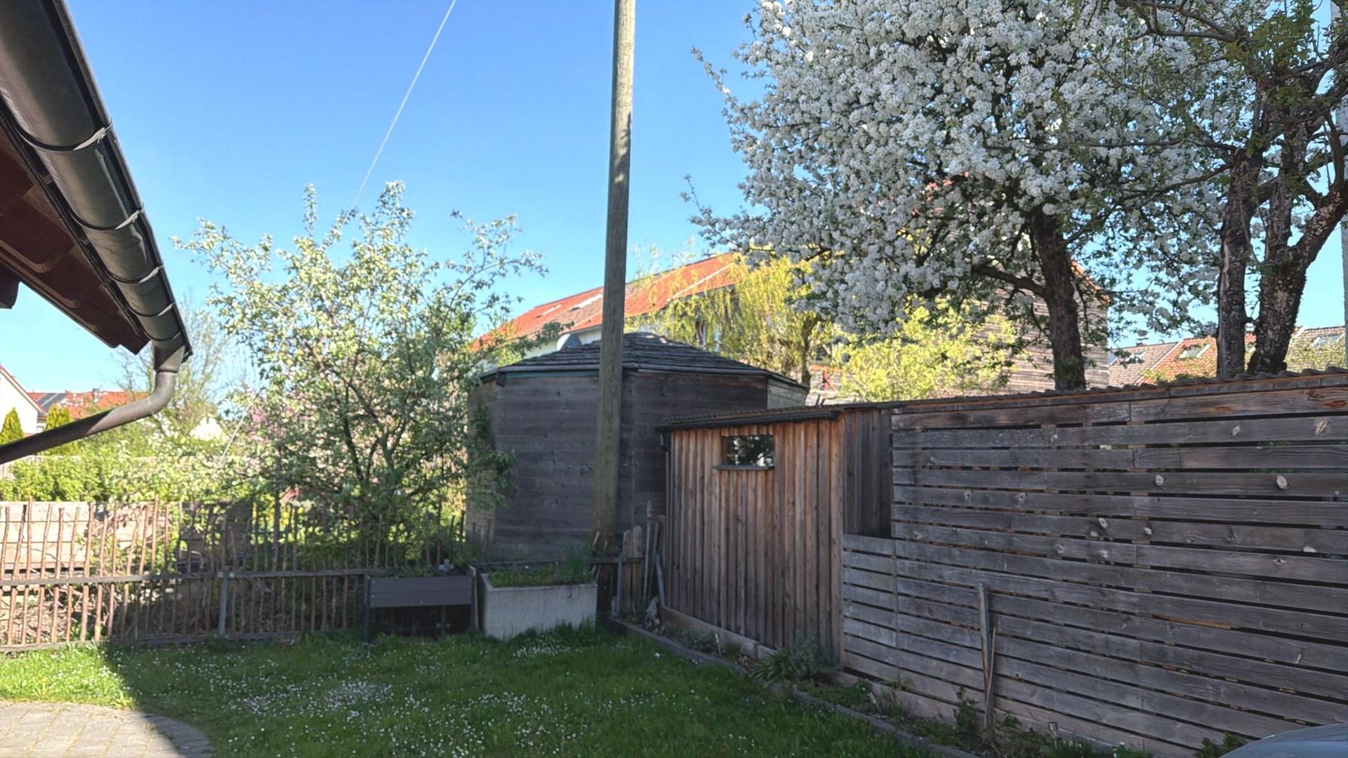Idyllischer, kleiner Garten