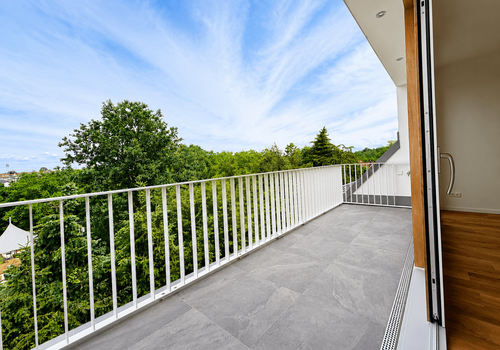 großer Balkon