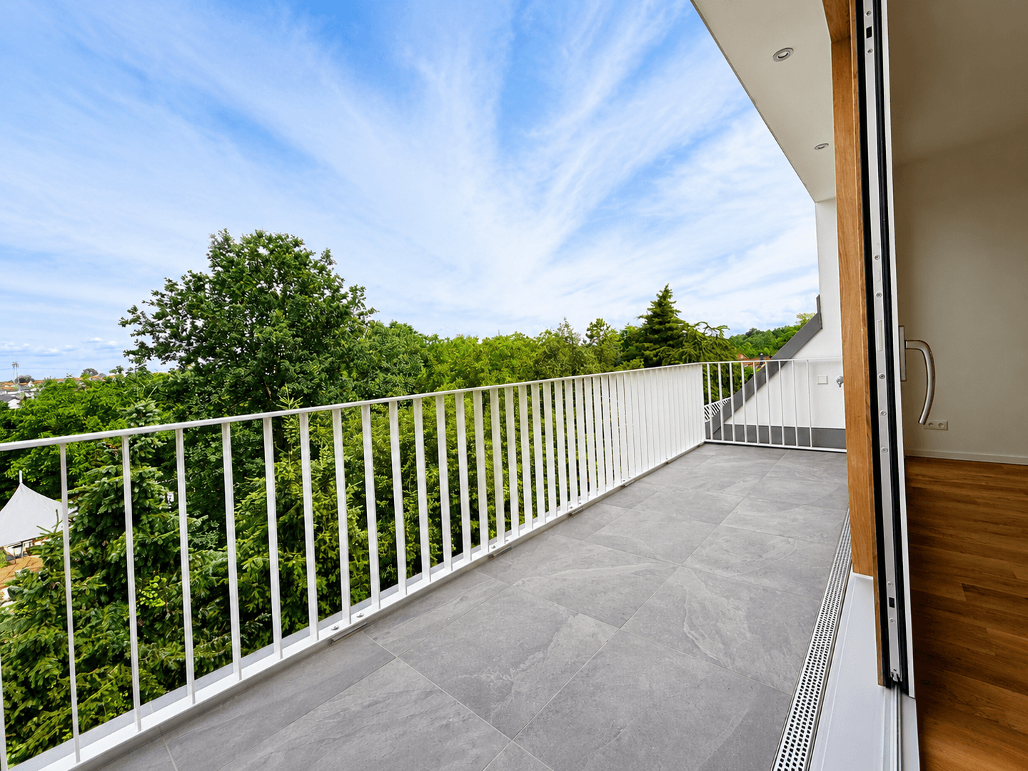 großer Balkon