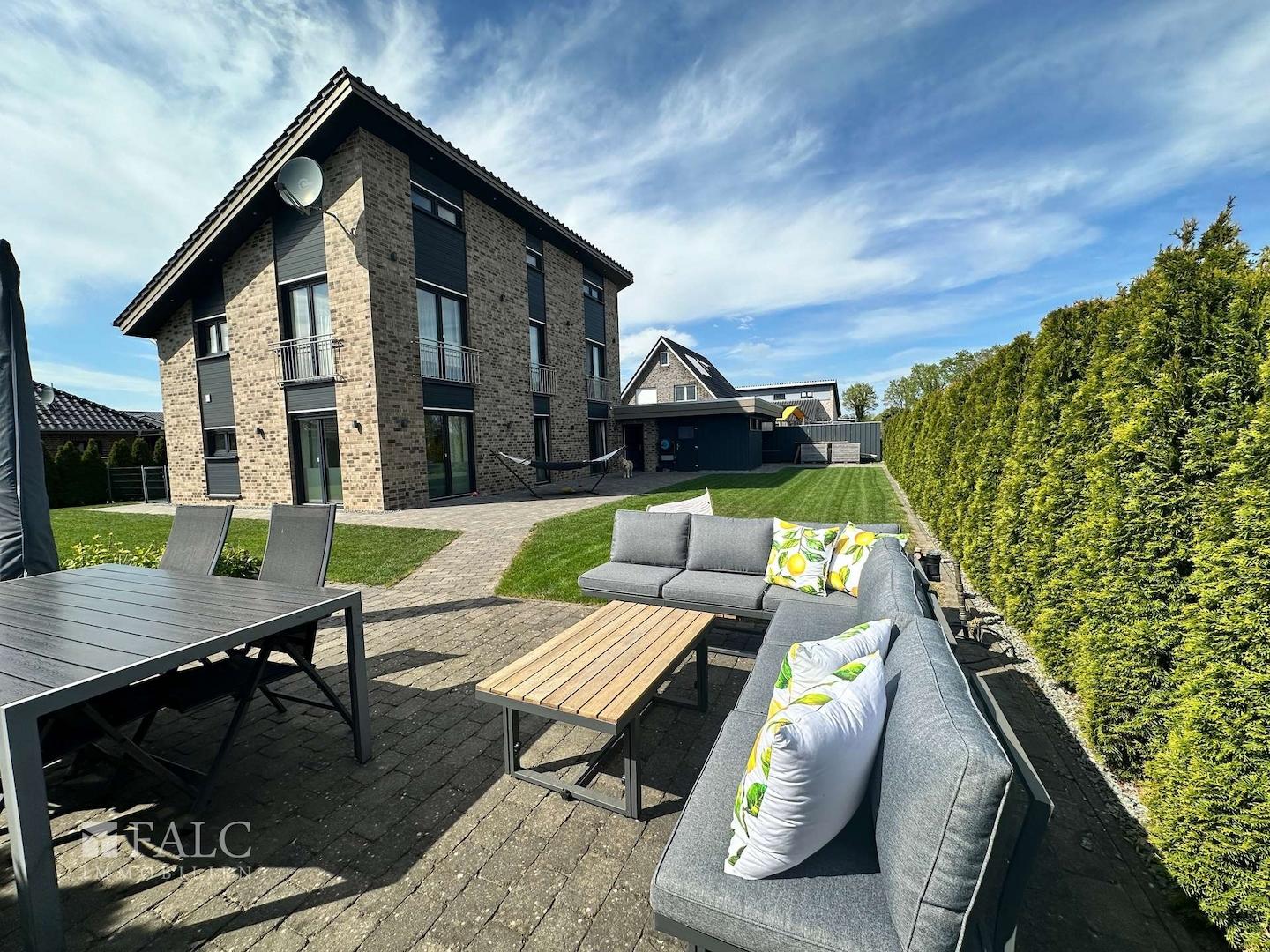 Blick von der Terrasse auf das Haus
