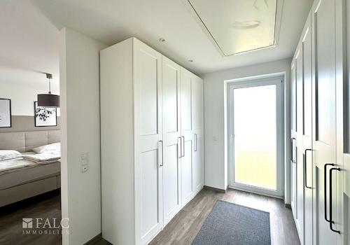Ankleidezimmer mit Blick ins Schlafzimmer OG