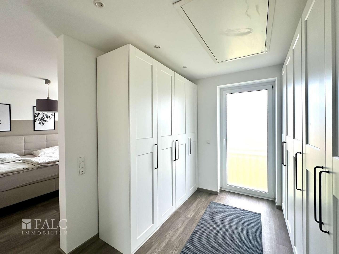 Ankleidezimmer mit Blick ins Schlafzimmer OG