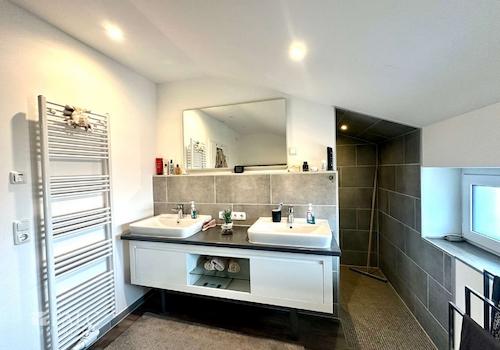 Bad mit Blick in die Dusche OG
