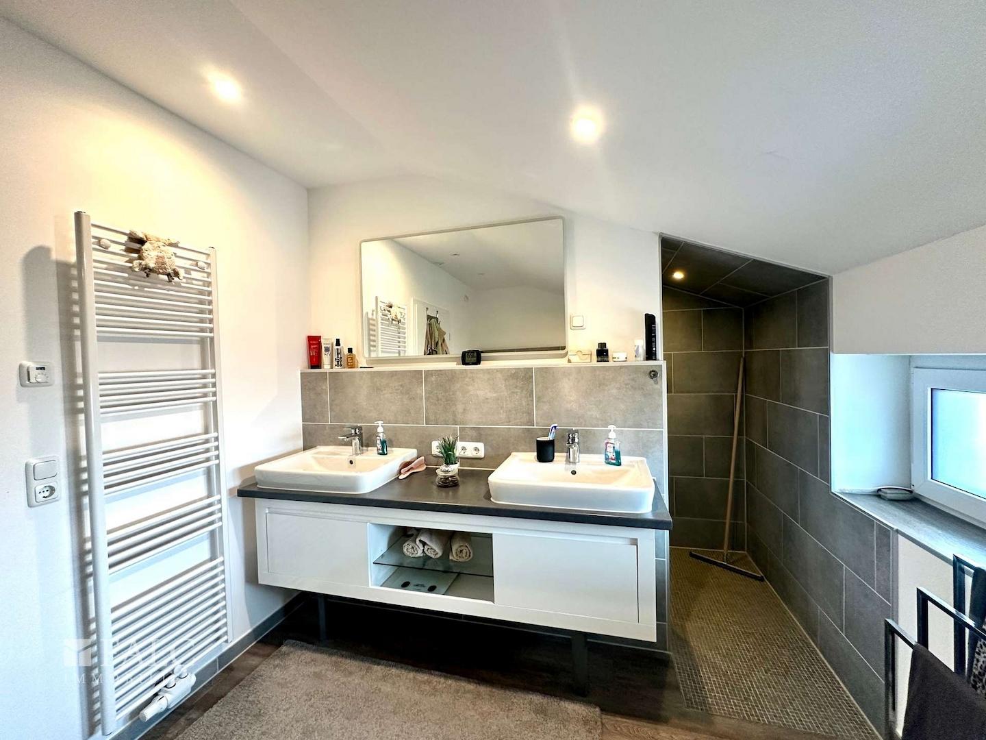 Bad mit Blick in die Dusche OG