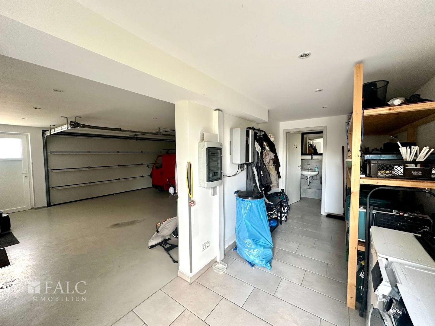 Abstellraum neben Garage mit WC EG
