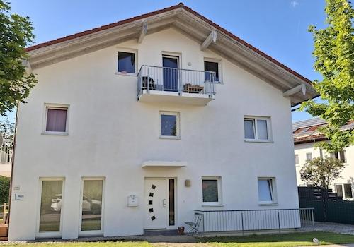 Haus vorne mit Balkon DG Whg.