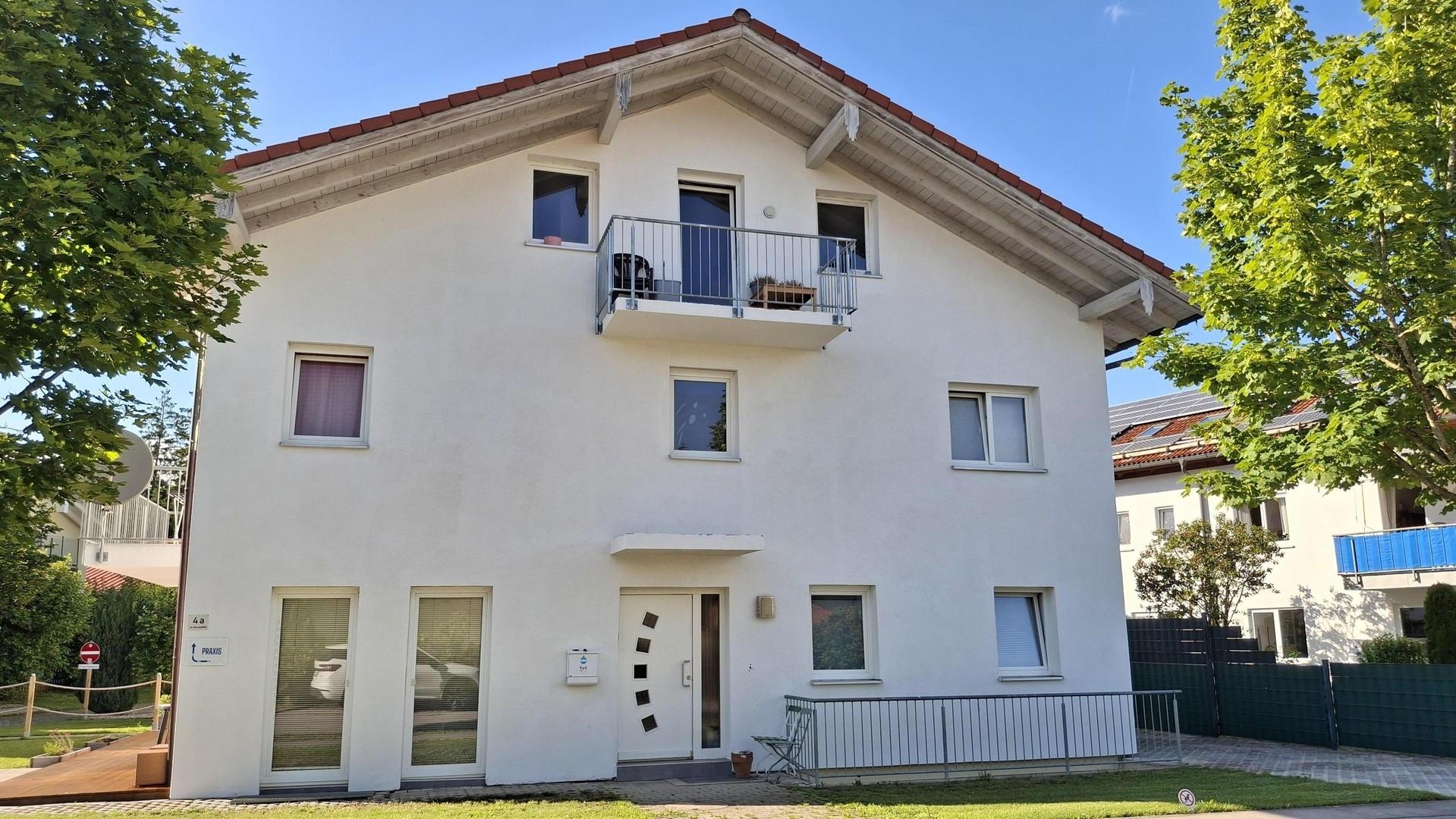 Haus vorne mit Balkon DG Whg.