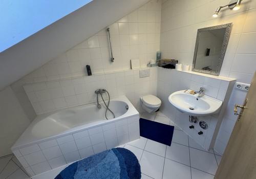 Badezimmer mit Wanne von innen