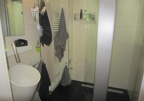 Bad mit Designer-Waschbecken