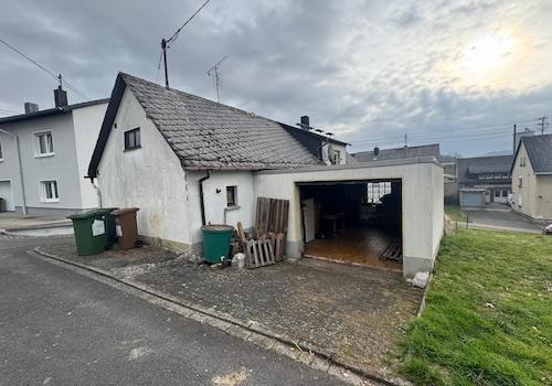 Ansicht Straße mit Garage