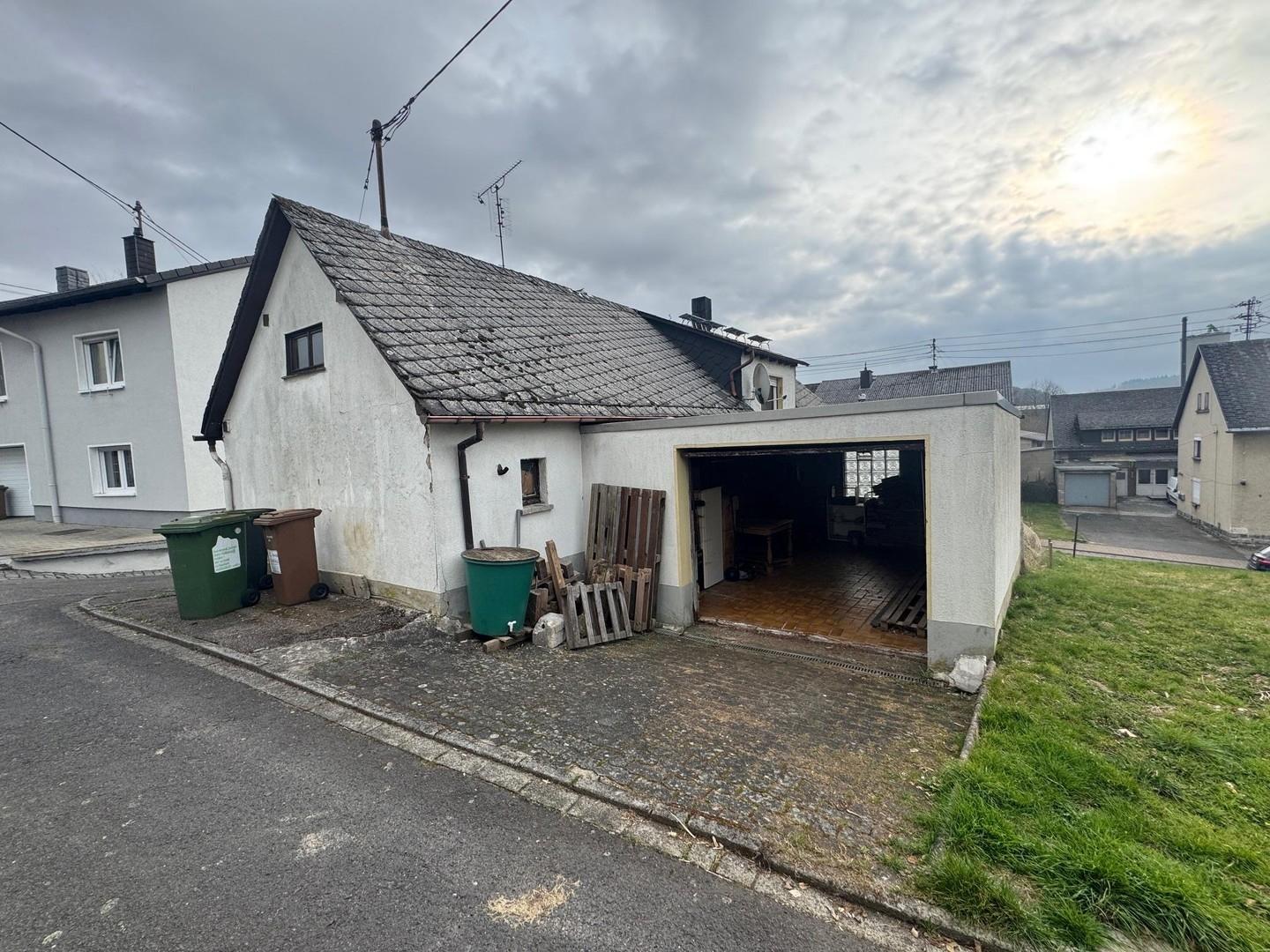 Ansicht Straße mit Garage