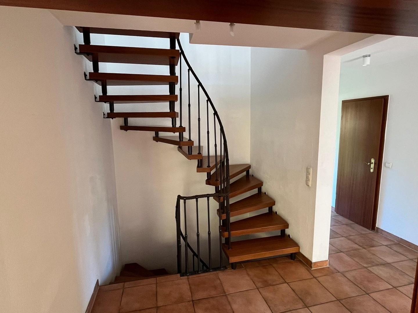 Treppe, EG-Flur mit WC-Tür